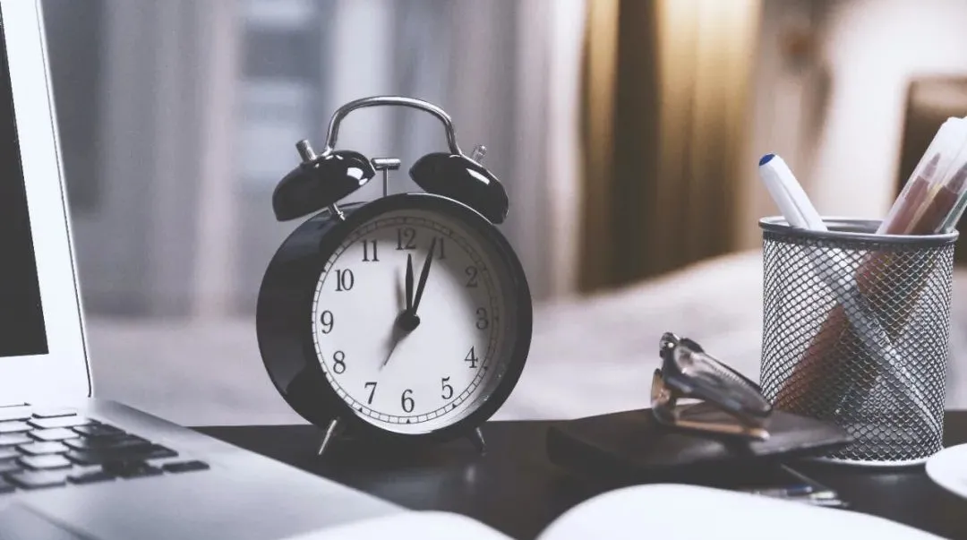 我帮朋友介绍工作，月薪1万包吃住，但一个月不到，她就要辞职了