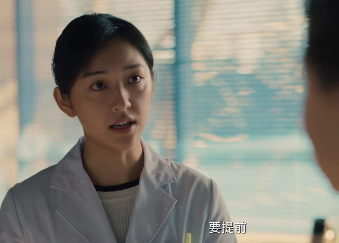 《促醒者》里的90后陈昊蓝,长着一张江珊的脸,演技更是一绝