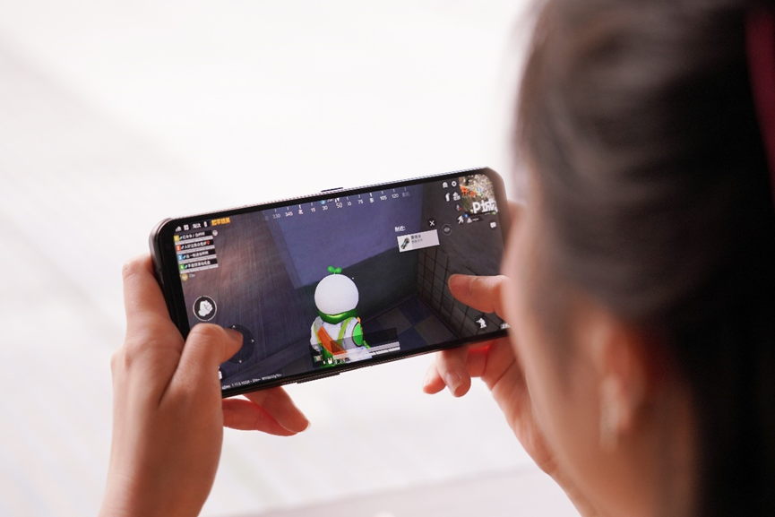 玩游戏这样才快乐，“性能霸王龙”联想拯救者Y90上手实测