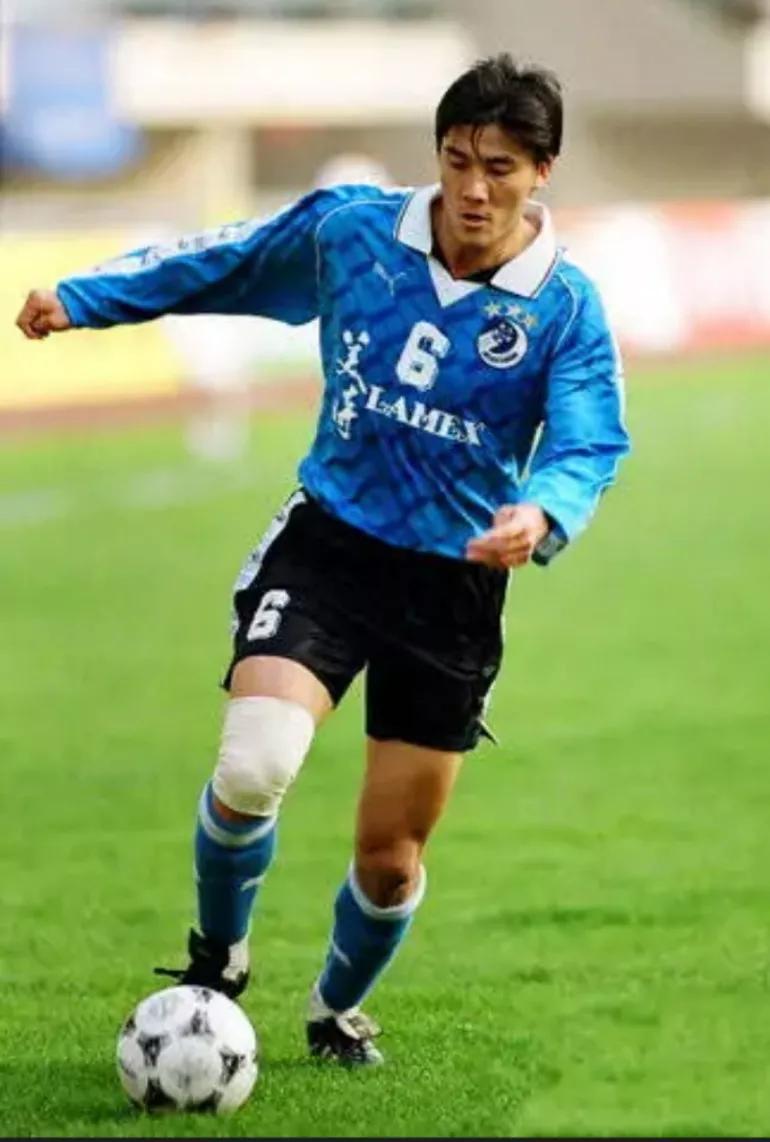 李明中国足球运动员(出生山东的大连籍名将李明凭何稳坐北京国安总