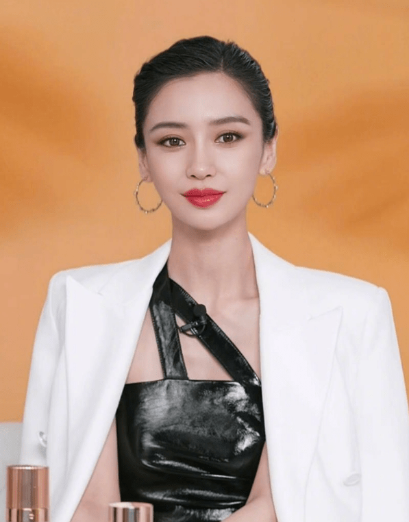 杨颖穿白西装化身美艳女总裁!潇洒利落微笑倾城又a又飒