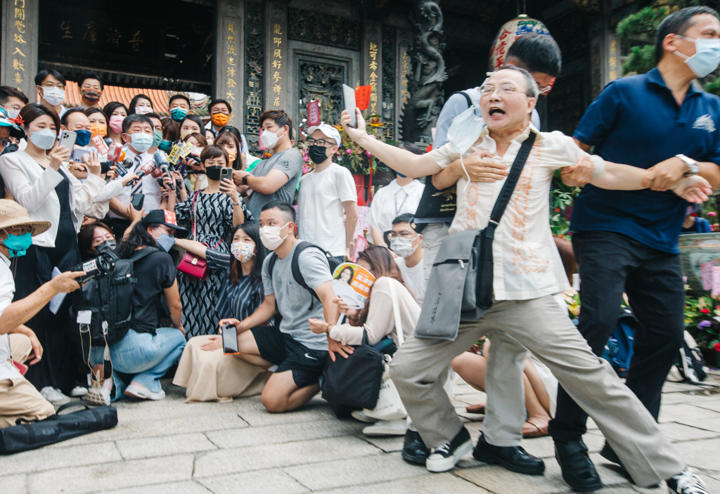 陳時中萬華致歉還把抗議市民架走，台評論員諷：如果不是選舉他會道歉？