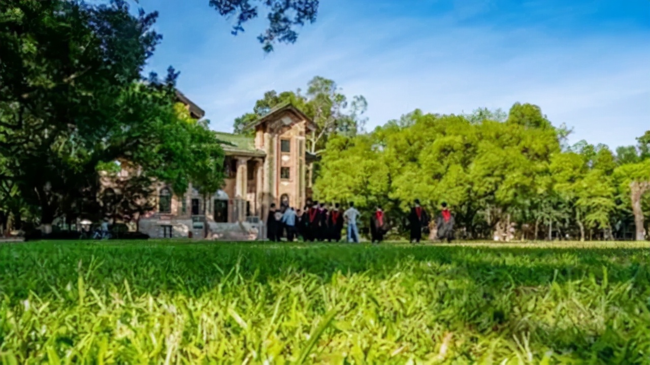 17岁农村女孩考上中山大学，为攒学费每天下地干活