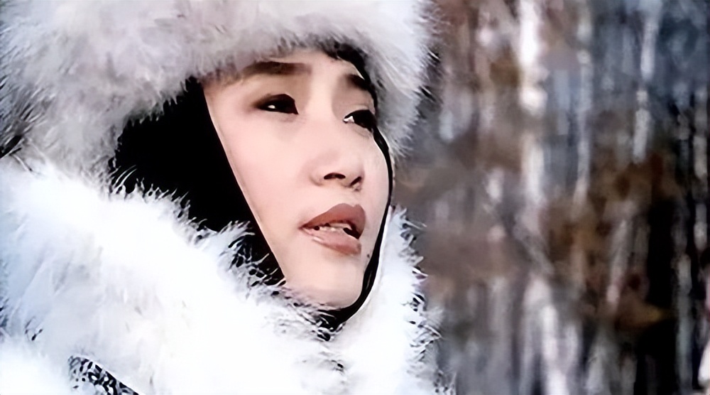 “一代歌后”李娜，巅峰时期力压韩红，为何削发为尼选择出家？