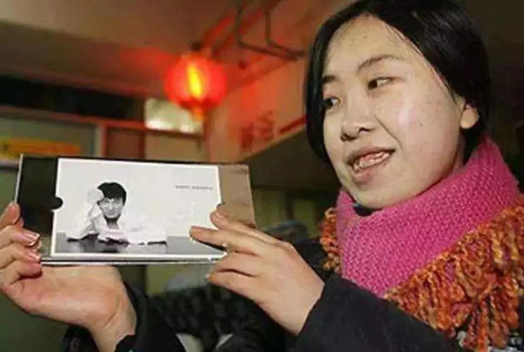 15年过去了，那个为追星逼父跳海的杨丽娟，如今过得怎样？