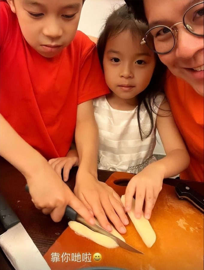 霍启刚小女儿正面照曝光！白裙配公主头纯美可爱，五官复刻郭晶晶