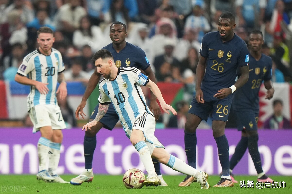 新球王！阿根廷点球决战击败法国，梅西“梅开二度”高举大力神杯