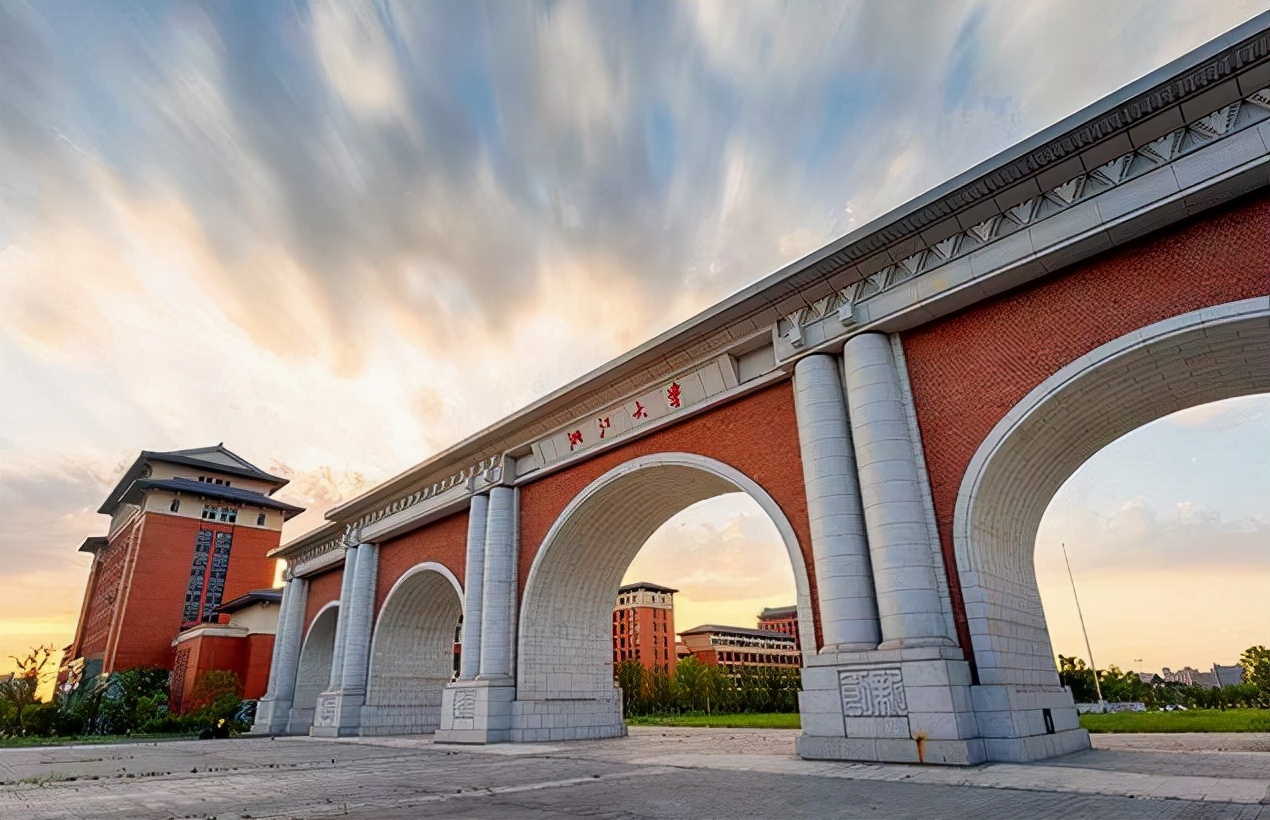 我国“百强大学”排名出炉，复旦进步明显，上海交大无缘前5