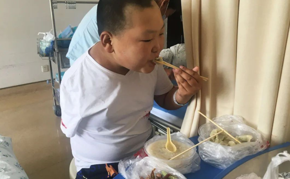 5歲男孩右臂莫名疼痛,為活命無奈截肢:沒有胳膊我也會好好學習