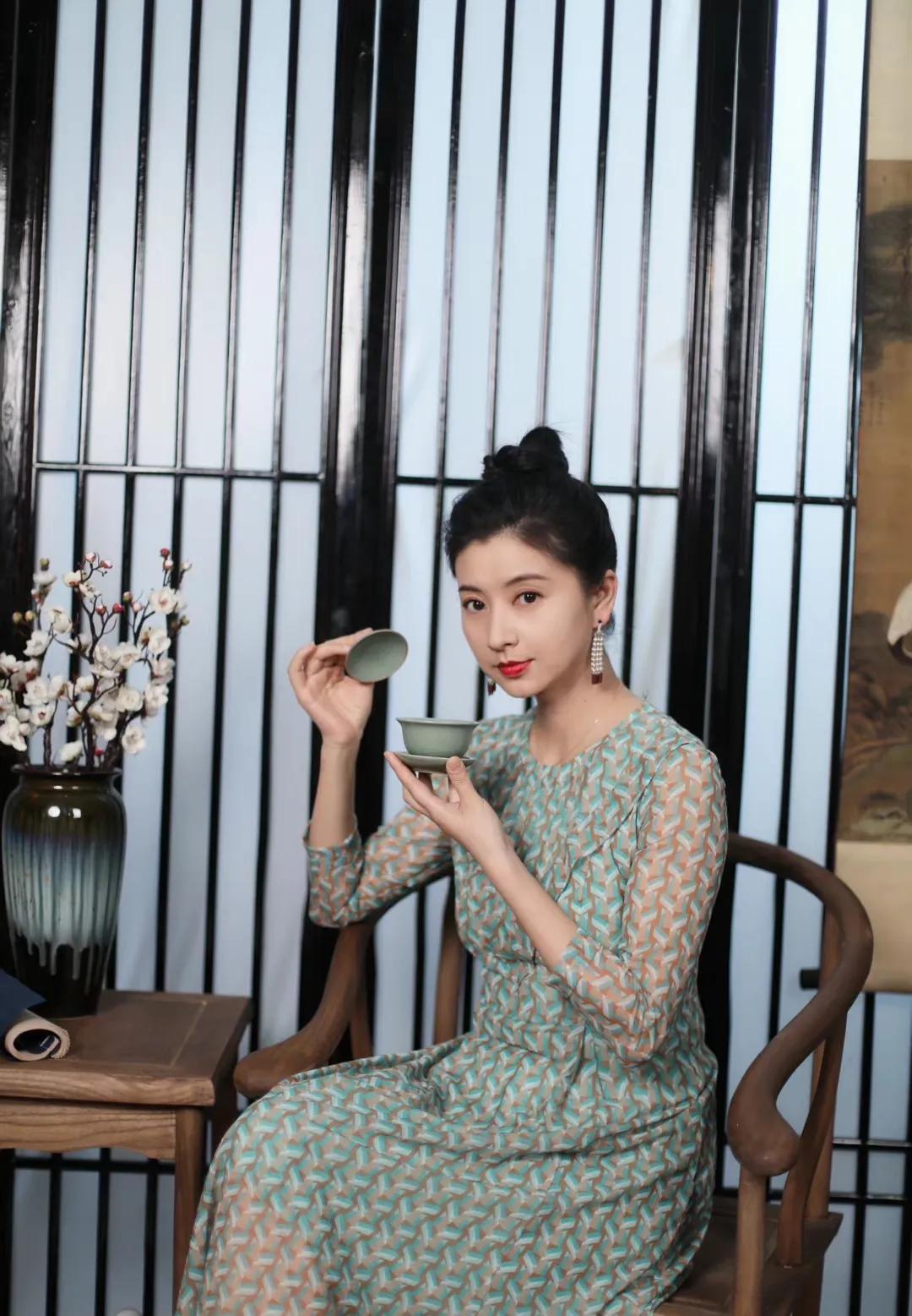 演员斓曦，吃饭路上捡来一个老公，低调幸福十年