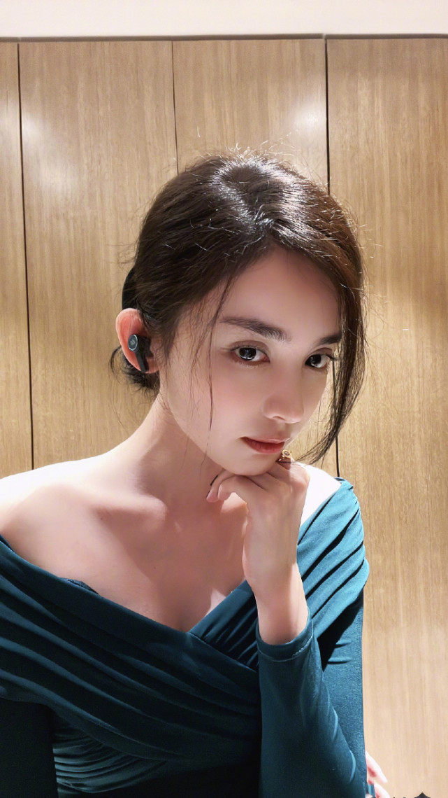歪头图片真人(颜值天花板！古力娜扎晒怼脸拍，脸蛋360度无死角小蛮腰超抢镜)