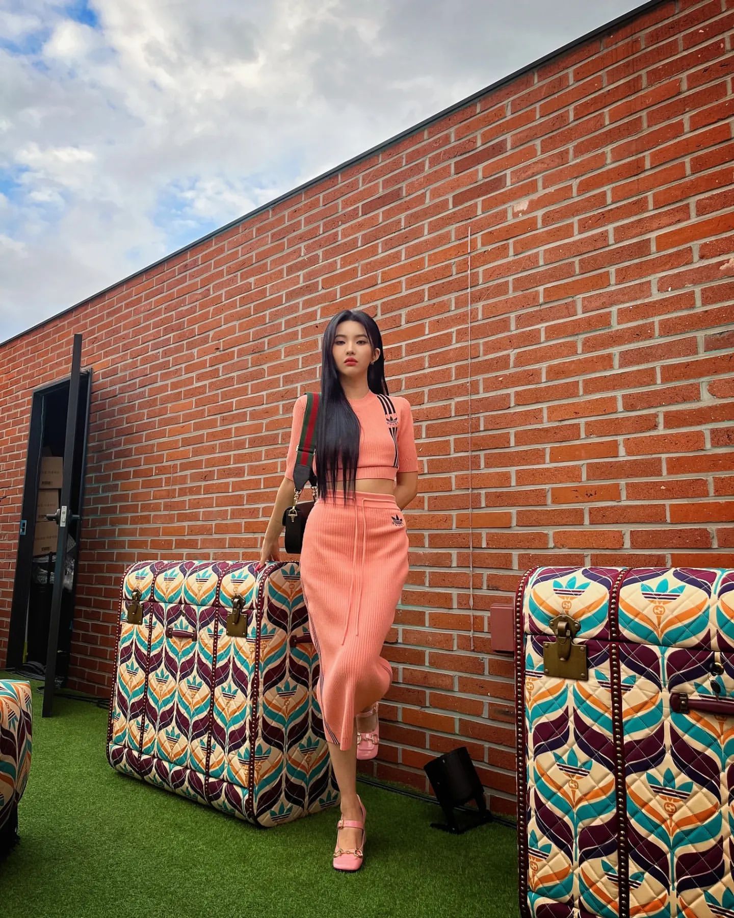 身高157cm比例出众gidle田小娟秀出纤细腰围魅力爆发