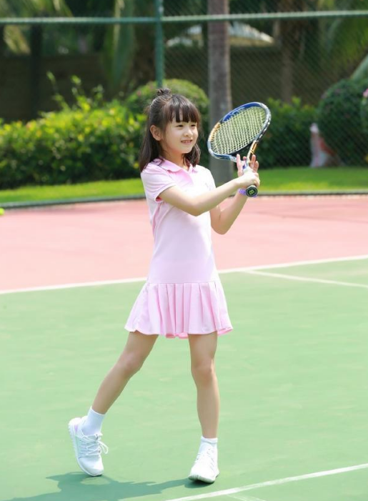 田亮女儿生日大片曝光，14岁森碟笑眼弯弯，乖乖女发型好文静