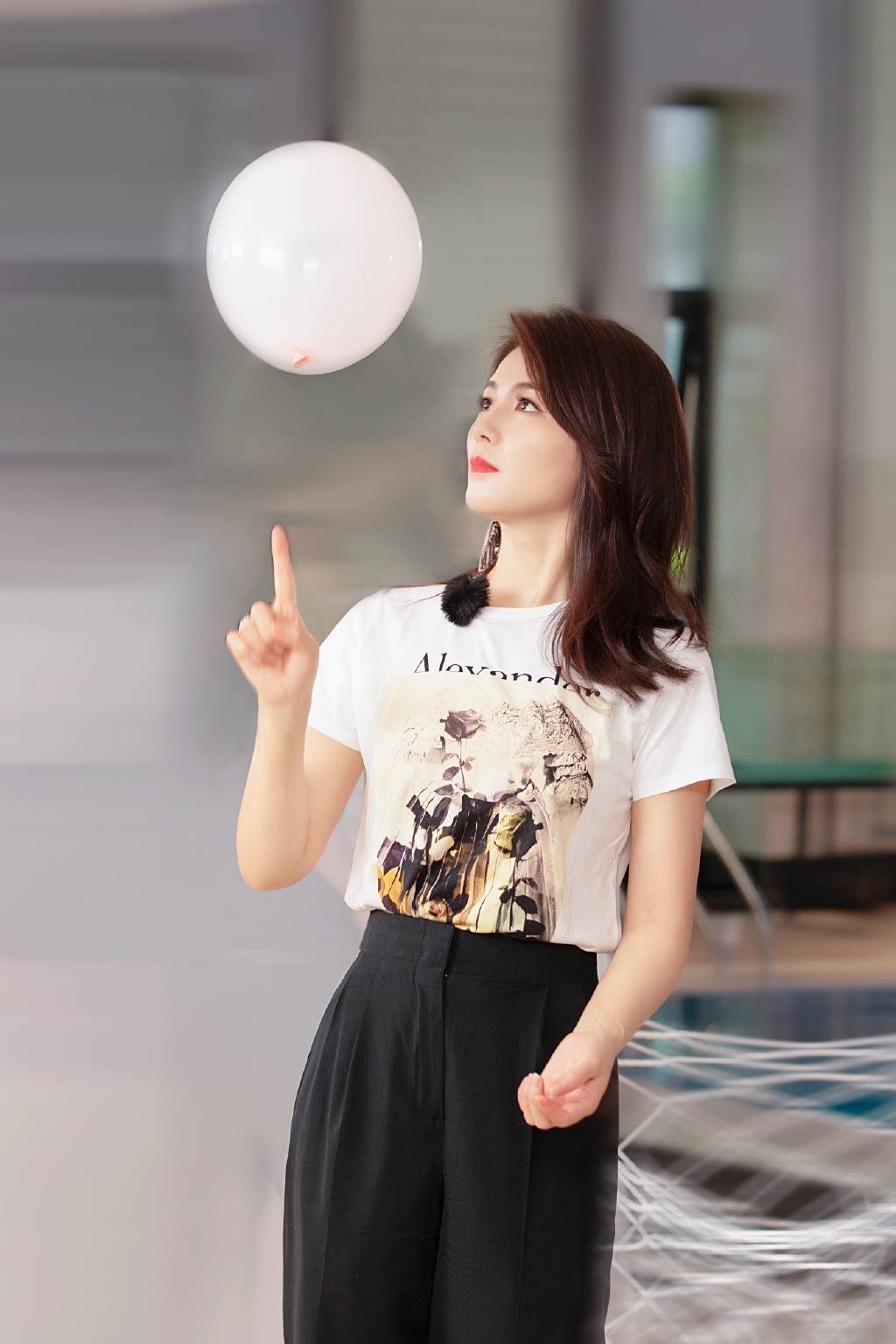 刘涛俏皮吹气球花絮可爱自然 穿白T配西裤率性休闲