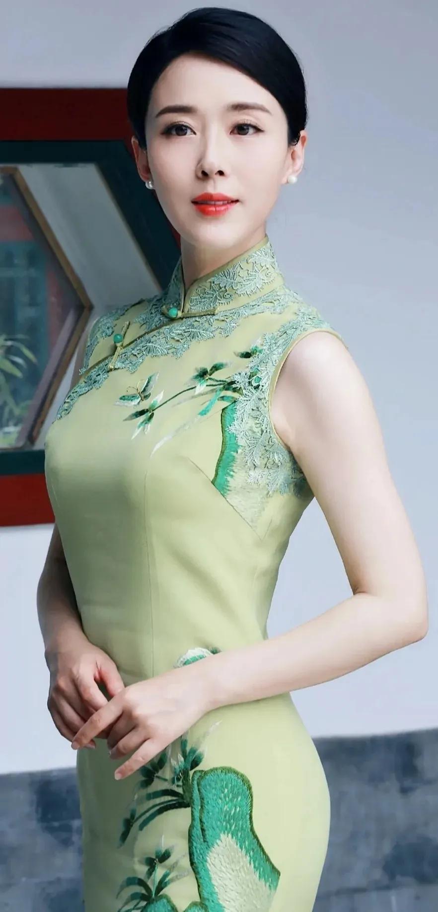 颜丹晨温柔对自己，打败时间，时尚又有女人味的美图合集