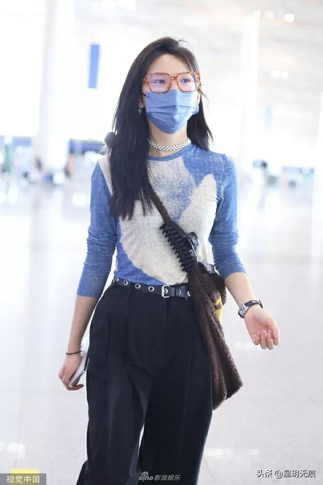 章若楠出发前往录制《中餐厅6》对着手机整理发型