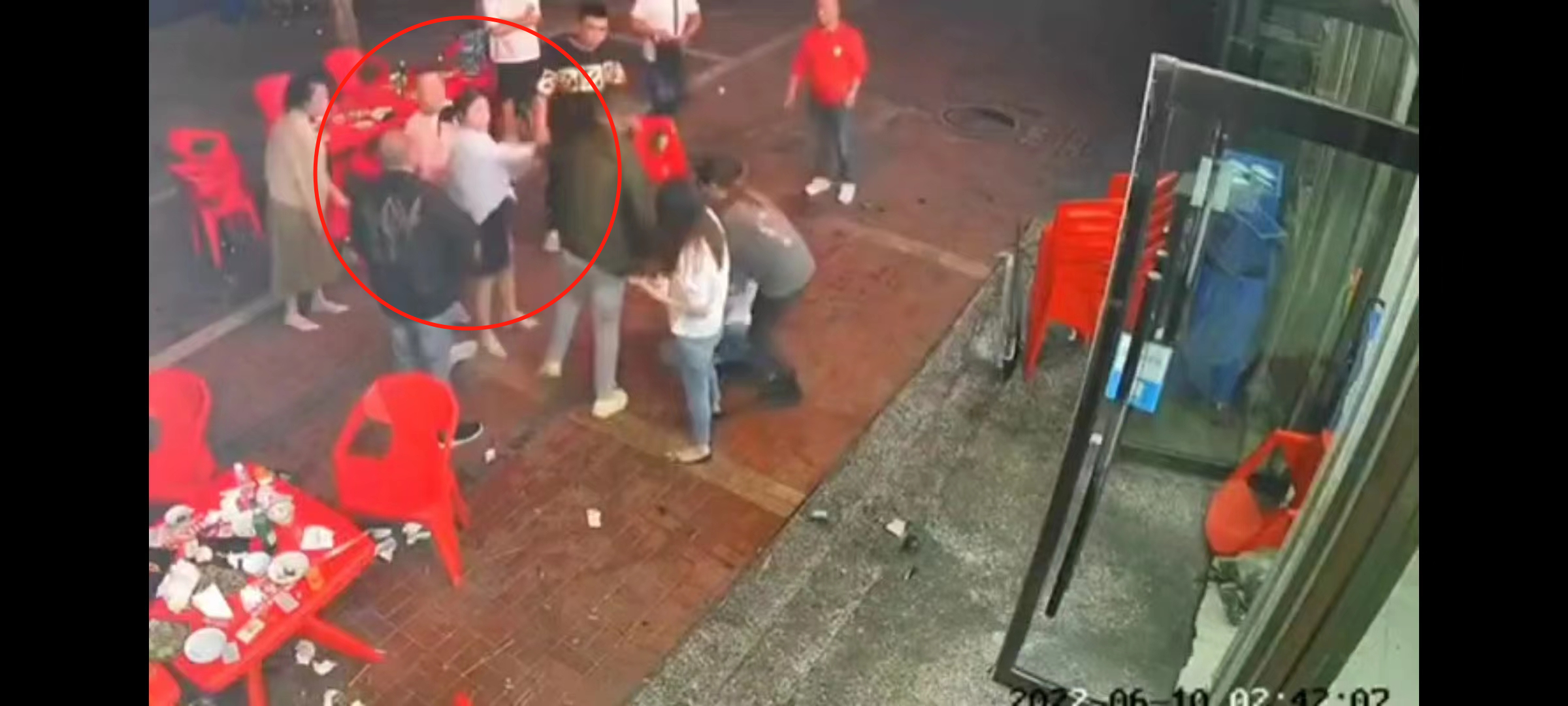 “唐山烧烤店”细节，同伙均为暴戾之徒，手段令人发指