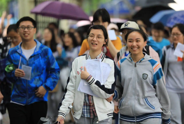 高考满分作文《酒》，全篇没有一个“酒”字，却能令人沉醉其中