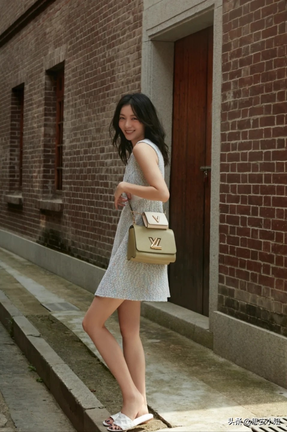 剧抛脸齐溪长相真高级，私服穿搭贵气感十足，背个水壶都很时尚