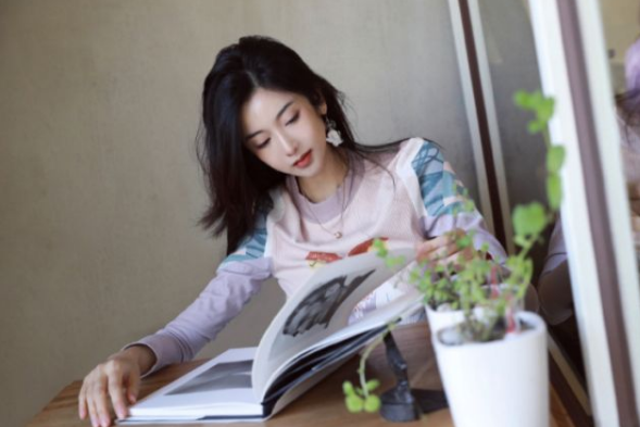 高考双料状元进入清华大学，一入学就成了校花，网友催促她快出道