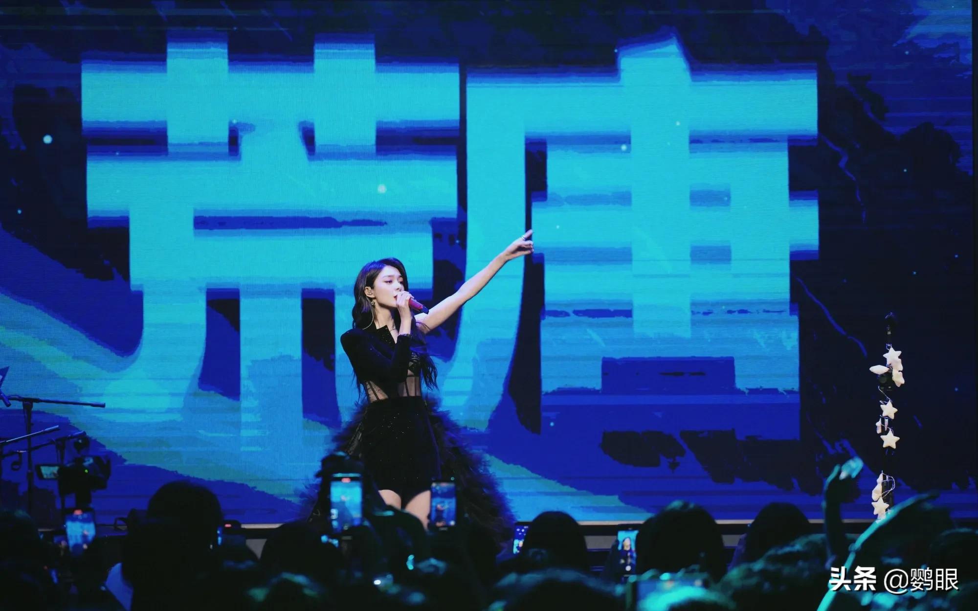 傅菁音乐会活力四射，疤痕上盛开出玫瑰，超美，超酷，超浪漫