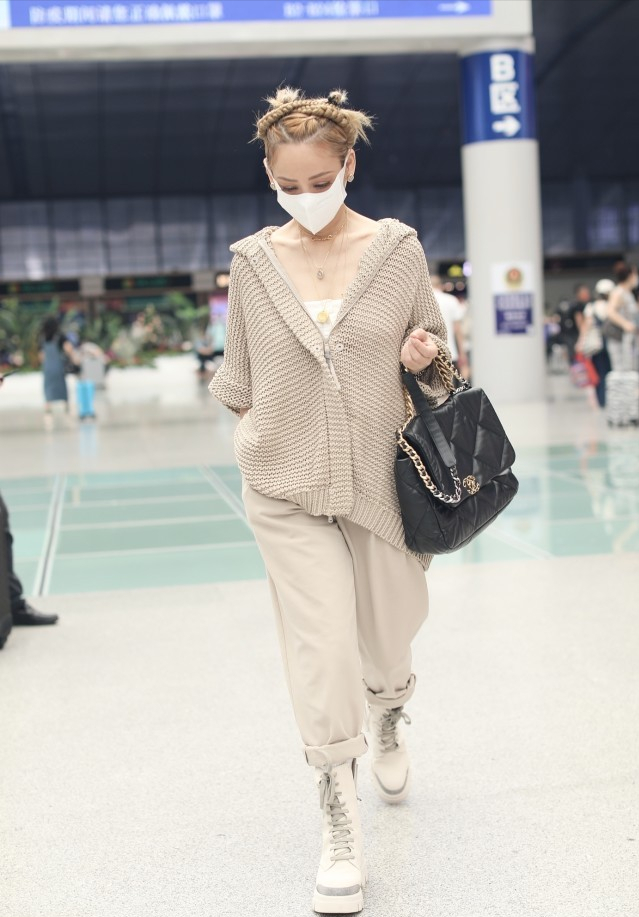 宁静真没有被年龄拘束，穿卡其色套装还像小姑娘，发型挺张扬的