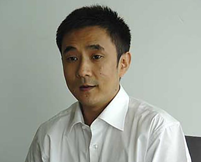 富豪负债800亿逃去国外，带走女明星和61个亿，父亲葬礼也不回来