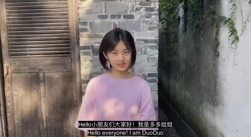 黄磊女儿黄多多晒摩登美照！16岁气场强大脸上雀斑抢眼，高调秀鲜红长美甲