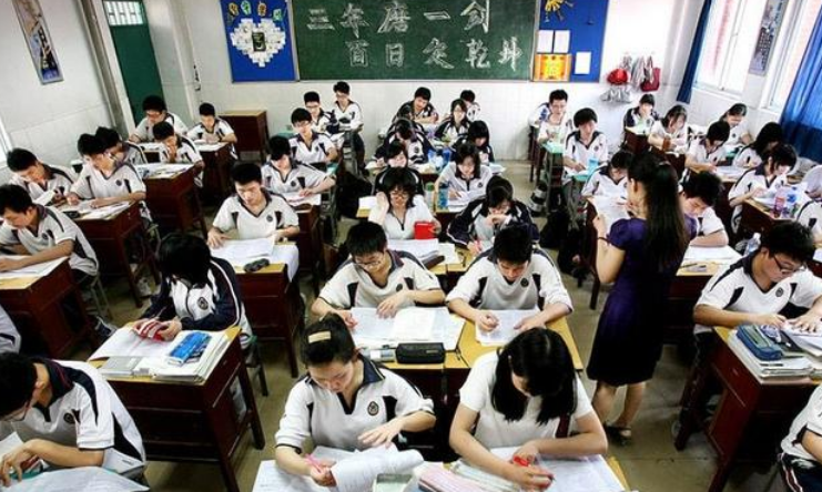 高考为什么一定用2B铅笔涂卡？看到电脑上的试卷后，恍然大悟