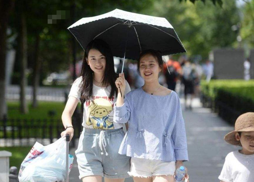 浙江大学美女校花走红，长相媲美“赫本”，在校生：心动的感觉