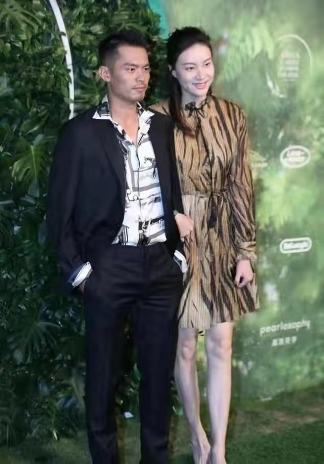 林丹谢杏芳霸气亮相，虎纹连衣裙上身韵味十足，但却妆发不搭调