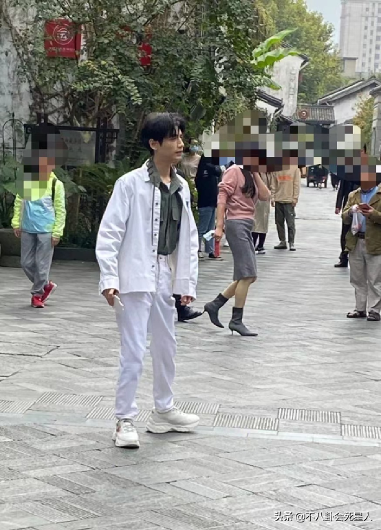 单看脸惊艳帅气，一看全身就秒垮掉，这些男星被身高害惨了