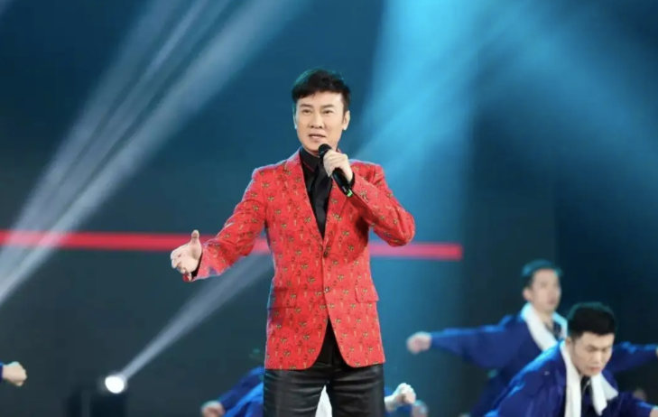 歌手江涛：娶富家女为妻，走红后不变心，如今54岁已升级当爷爷