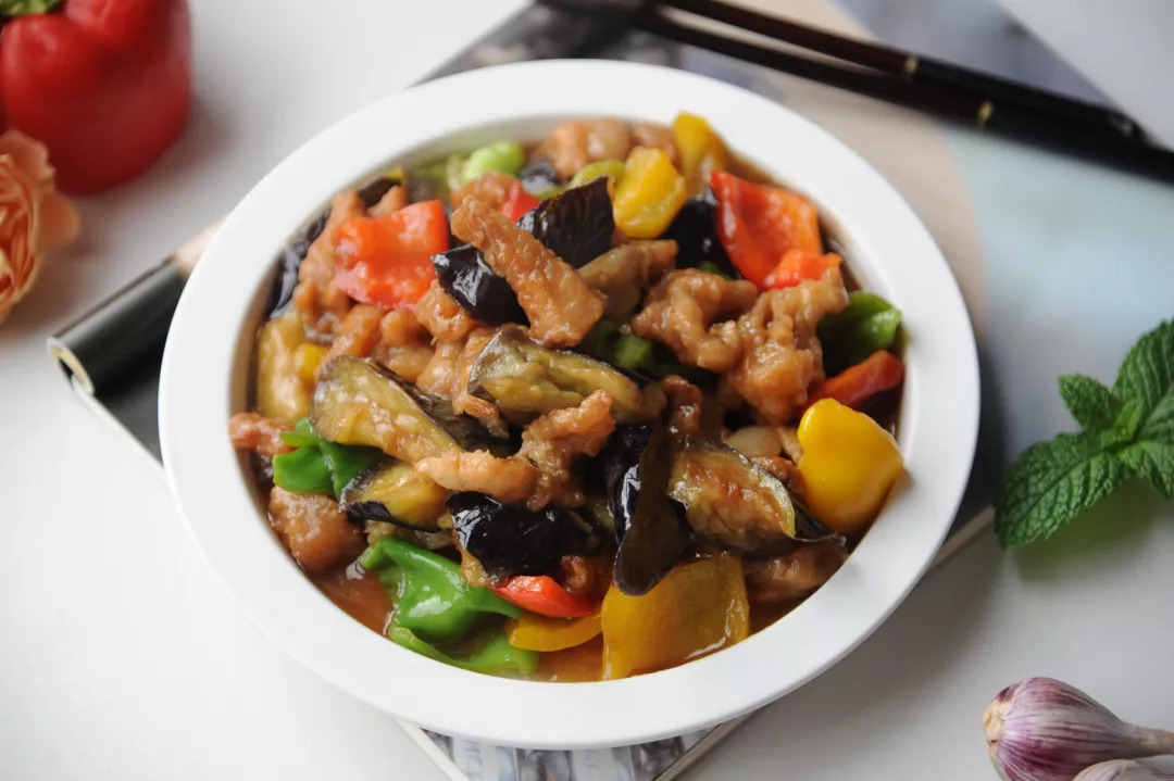 【肉段烧茄子】做法步骤图 美味下饭超过瘾-起舞食谱网