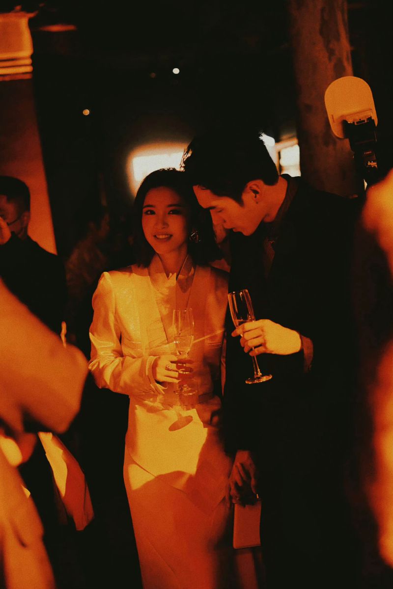 高甜!张若昀牵着唐艺昕下班超浪漫!情侣纹身曝光原地嗑出糖尿病