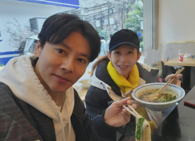 蔡少芬与闺蜜喝下午茶，素颜出街状态好，聊天时手舞足蹈超兴奋