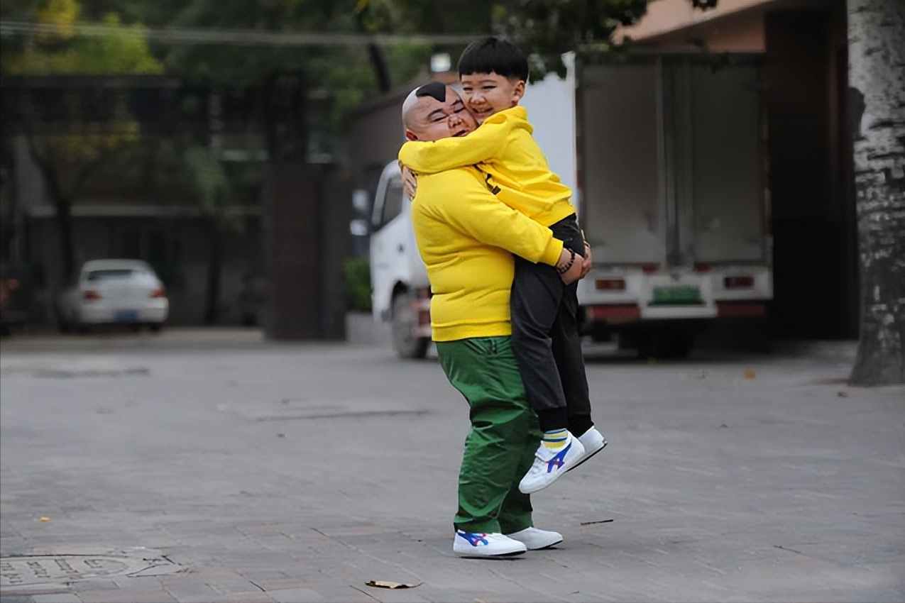 一米二袖珍人娶1米65的女演员，婚后还狂买房车，他有什么本事