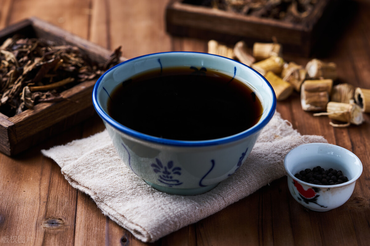 而近现代医家叶景华先生,在茵陈蒿汤的基础上,结合自己的经验,用复方