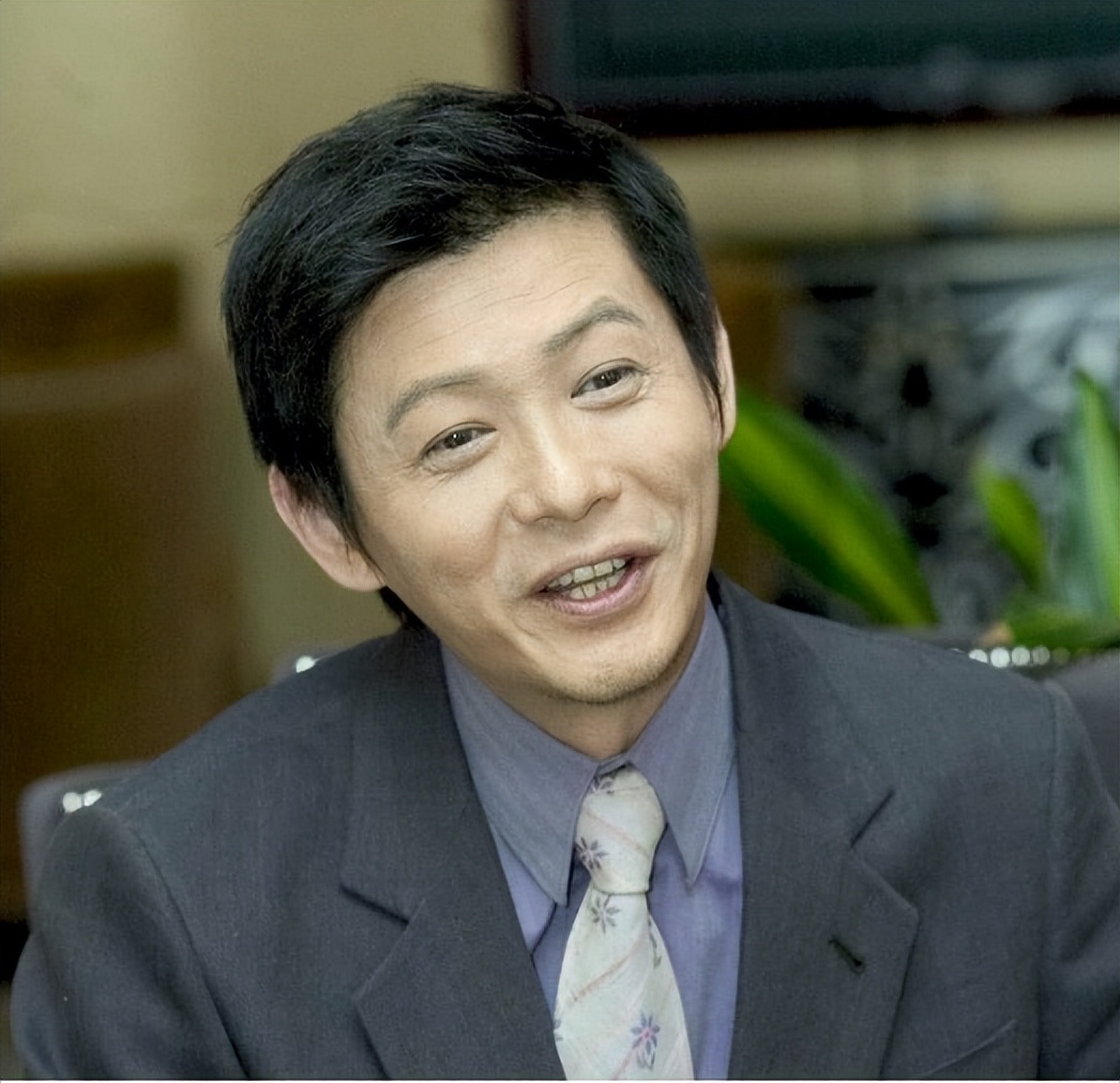 程前:和前妻离婚后与董卿同居,再娶了小20岁娇妻,51岁老来得子-蘑菇号