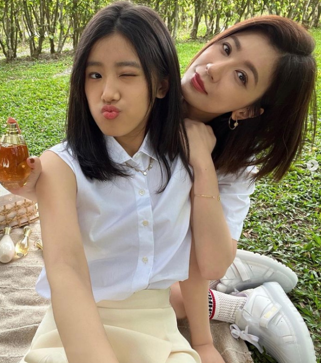 47岁贾静雯罕晒健身照，豪宅中练空中倒立，身材纤瘦状态超年轻