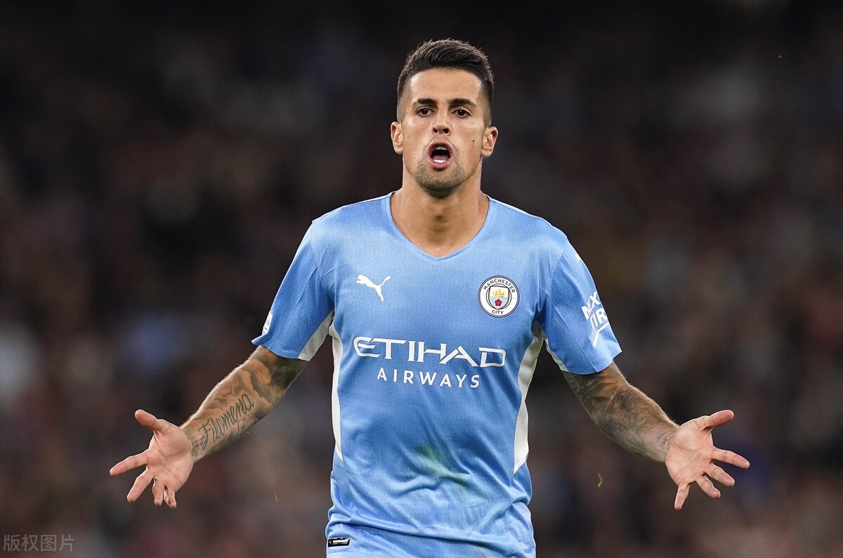 7号属于斯特林(坎塞洛穿曼城7号球衣,斯特林离开后,这个号码被坎塞洛