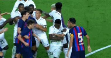 皇马巴萨打架视频（皇马巨星遭巴萨3连铲，20人冲突！吕迪格要干架，场面混乱）