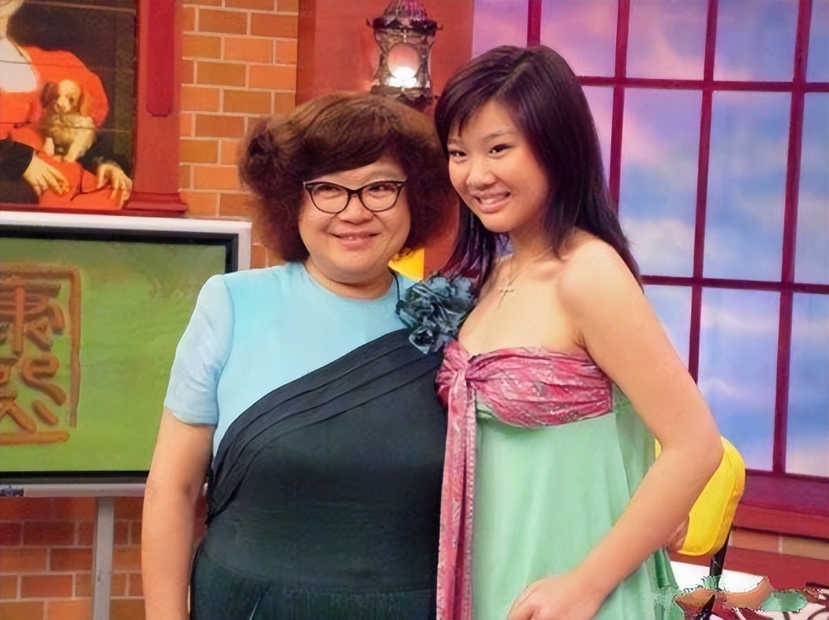 陈淑芬到宝福山拜祭肥姐的照片里,没有看到郑欣宜,郑少秋的身影,相信