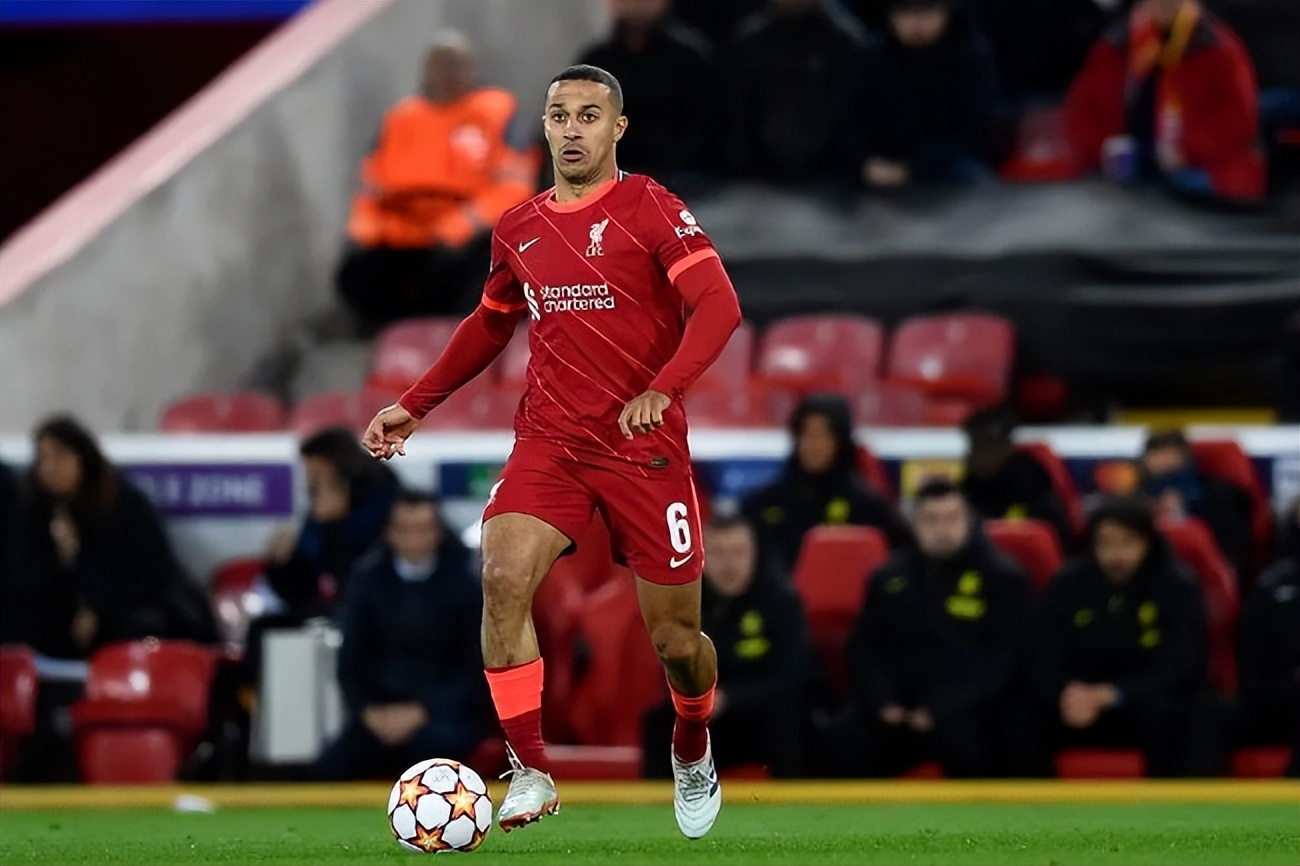 拜仁慕尼黑中场蒂亚戈(把球场变成游乐场!