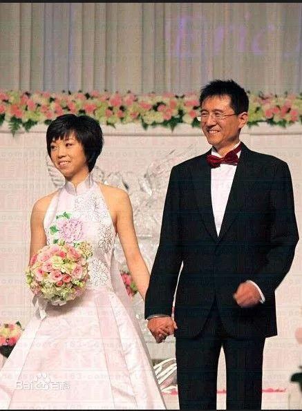 乒乓球冠军张怡宁老公是谁(13年后再看张怡宁徐威大20岁的盛世婚礼，一儿一女是最好的回应)
