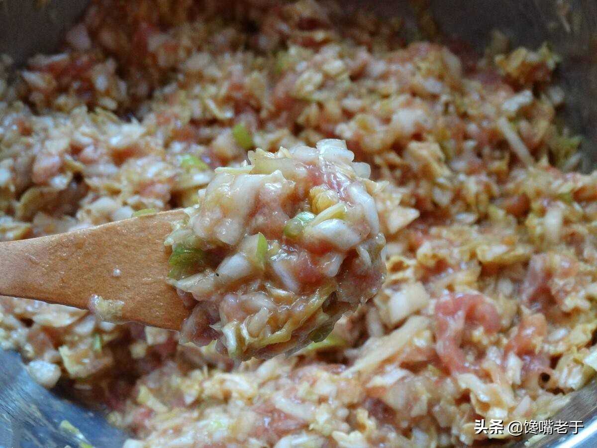 调白菜馅饺子,最忌用盐杀水,十几年老配方告诉你,饺子馅鲜多汁