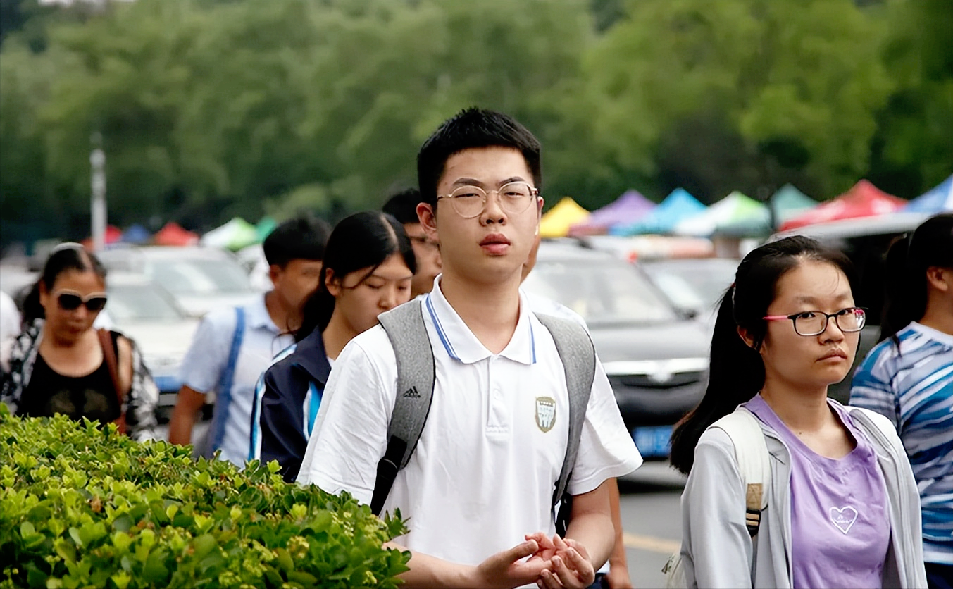为何高考当天不能穿校服？班主任道出其中玄机，原来还有这层原因
