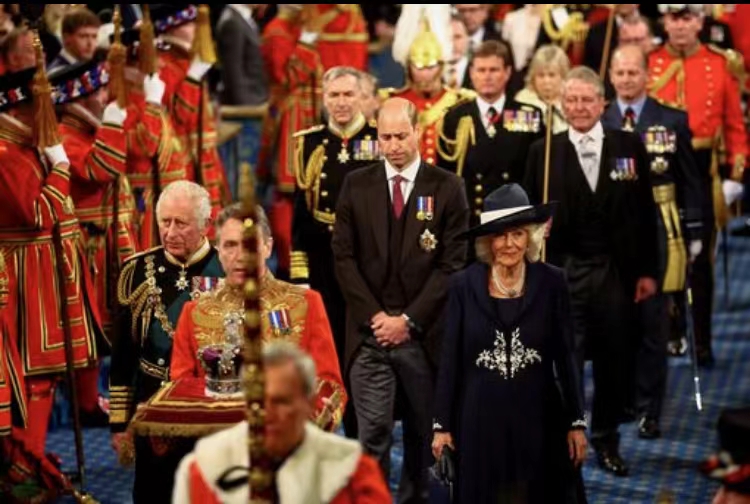 世界杯个性宣传开幕式英国女明星(英女王亲临登基70年赛马主题秀，精神矍铄看表演，大方优雅精致)