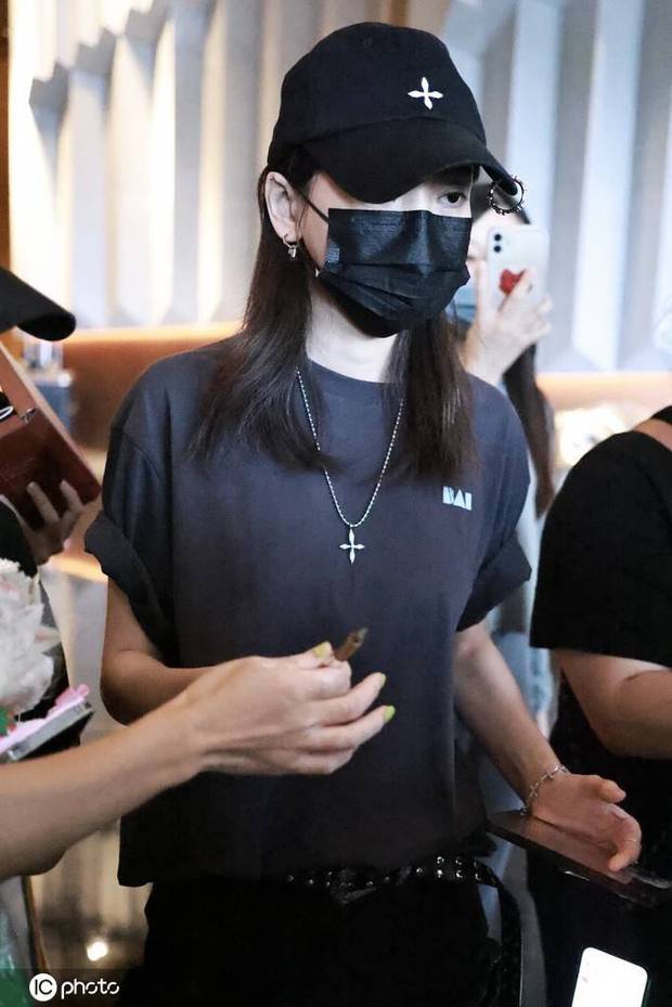 于文文《乘风破浪》上班 一身黑色look又酷又美