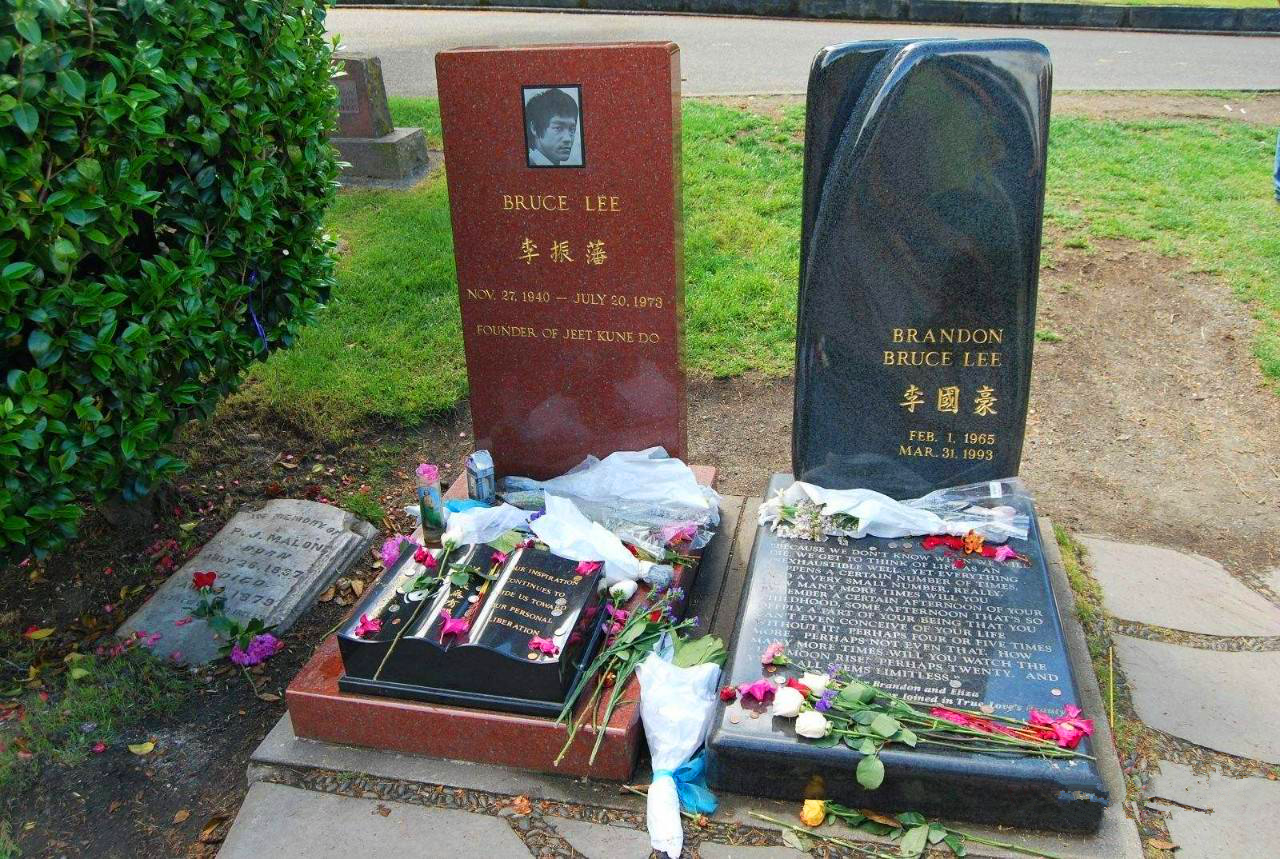 美国李小龙的墓地：儿子永远陪伴在他身边，墓碑前两句话令人深思